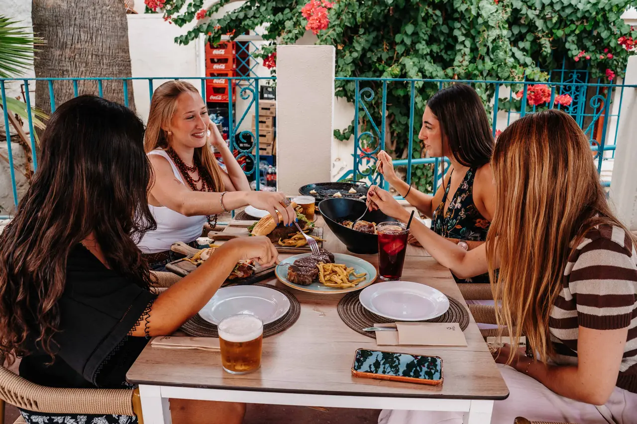 Amigas compartiendo mesa en la terraza