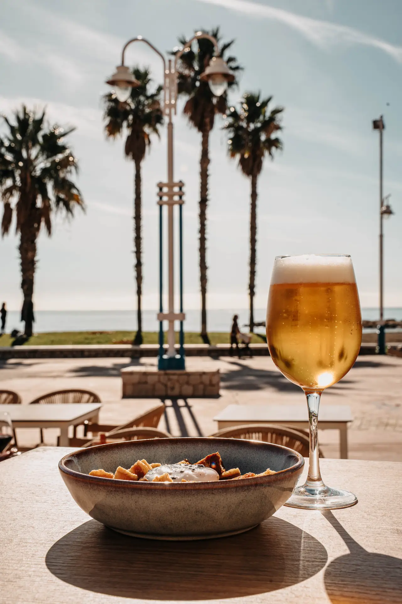 Caña de cerveza frente al paseo marítimo