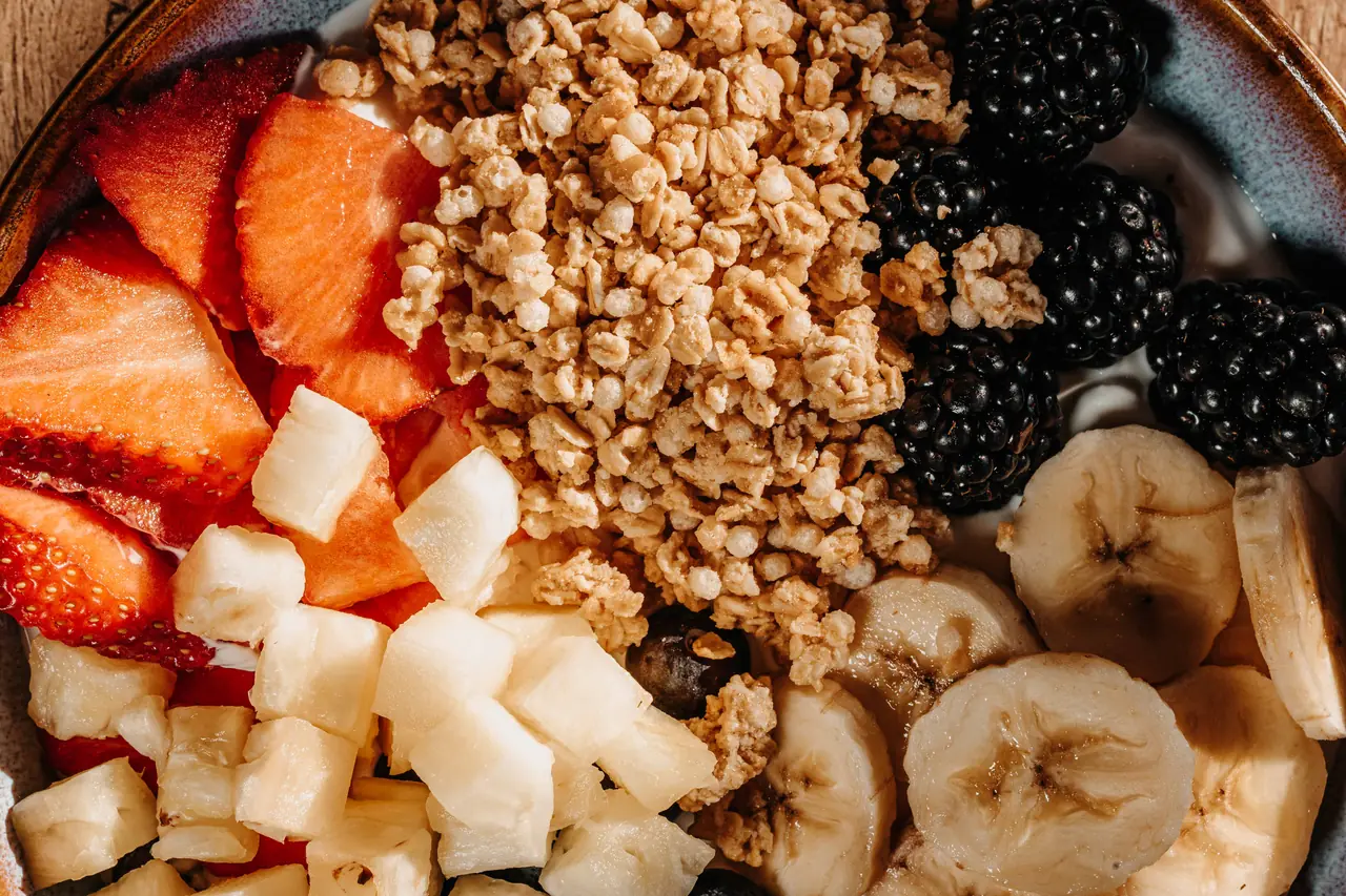 Bowl de yogur con fresas, plátano, arándanos y granola
