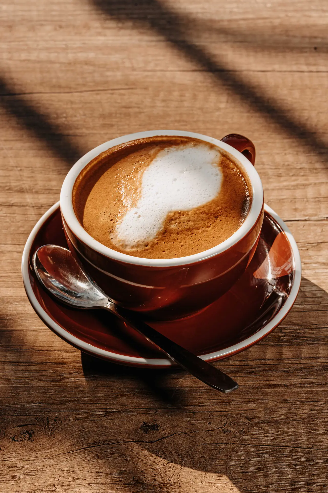 Café con leche en taza de barro