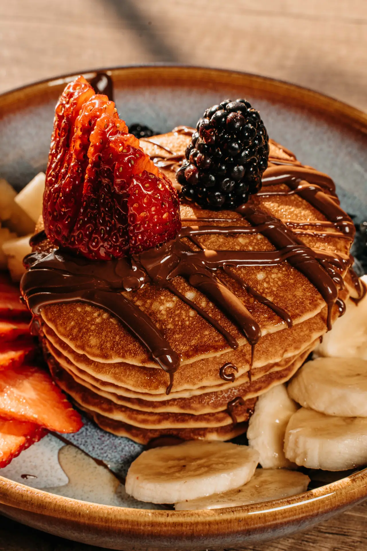 Tortitas con frutos rojos y chocolate