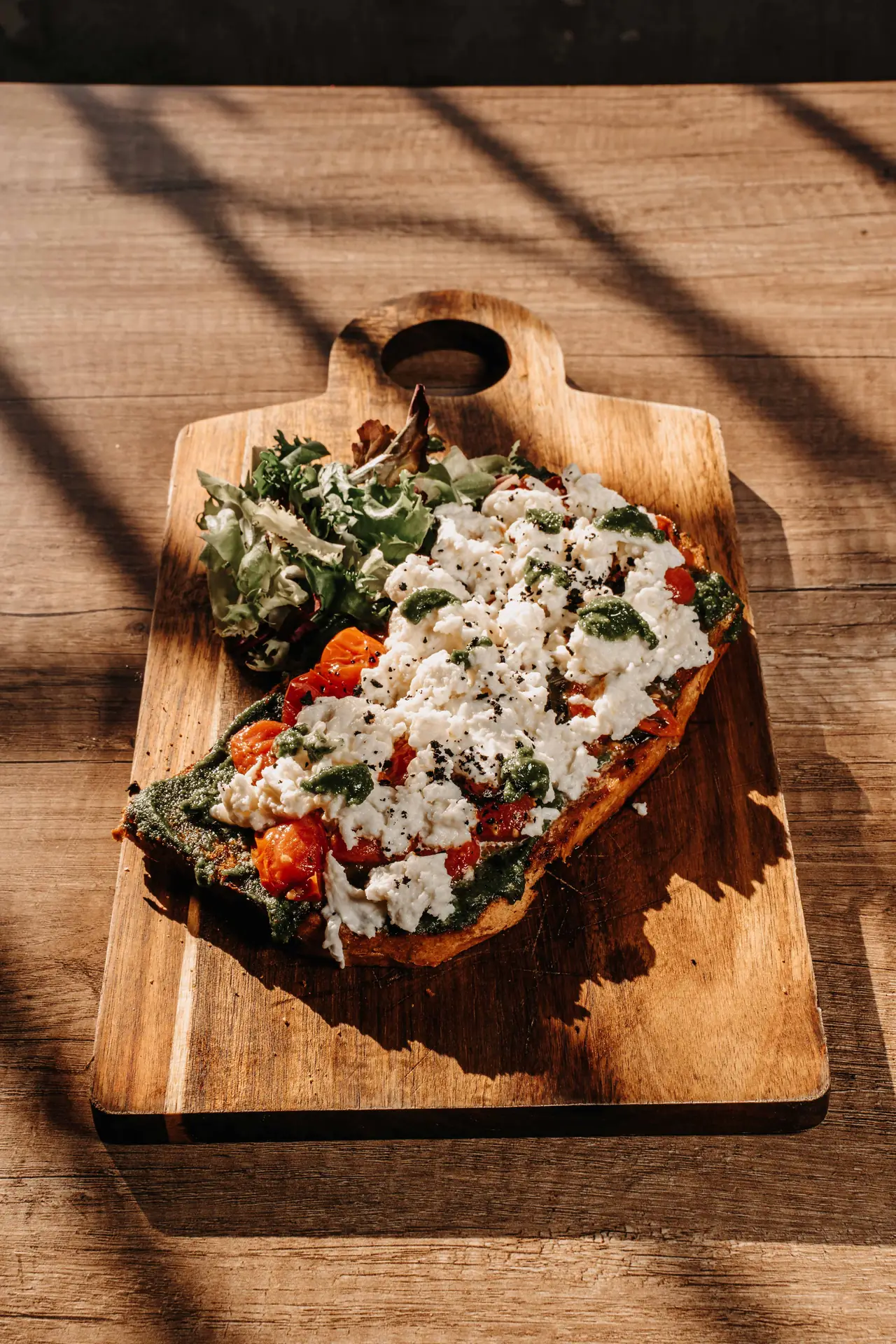 Tostada sobre tabla de madera