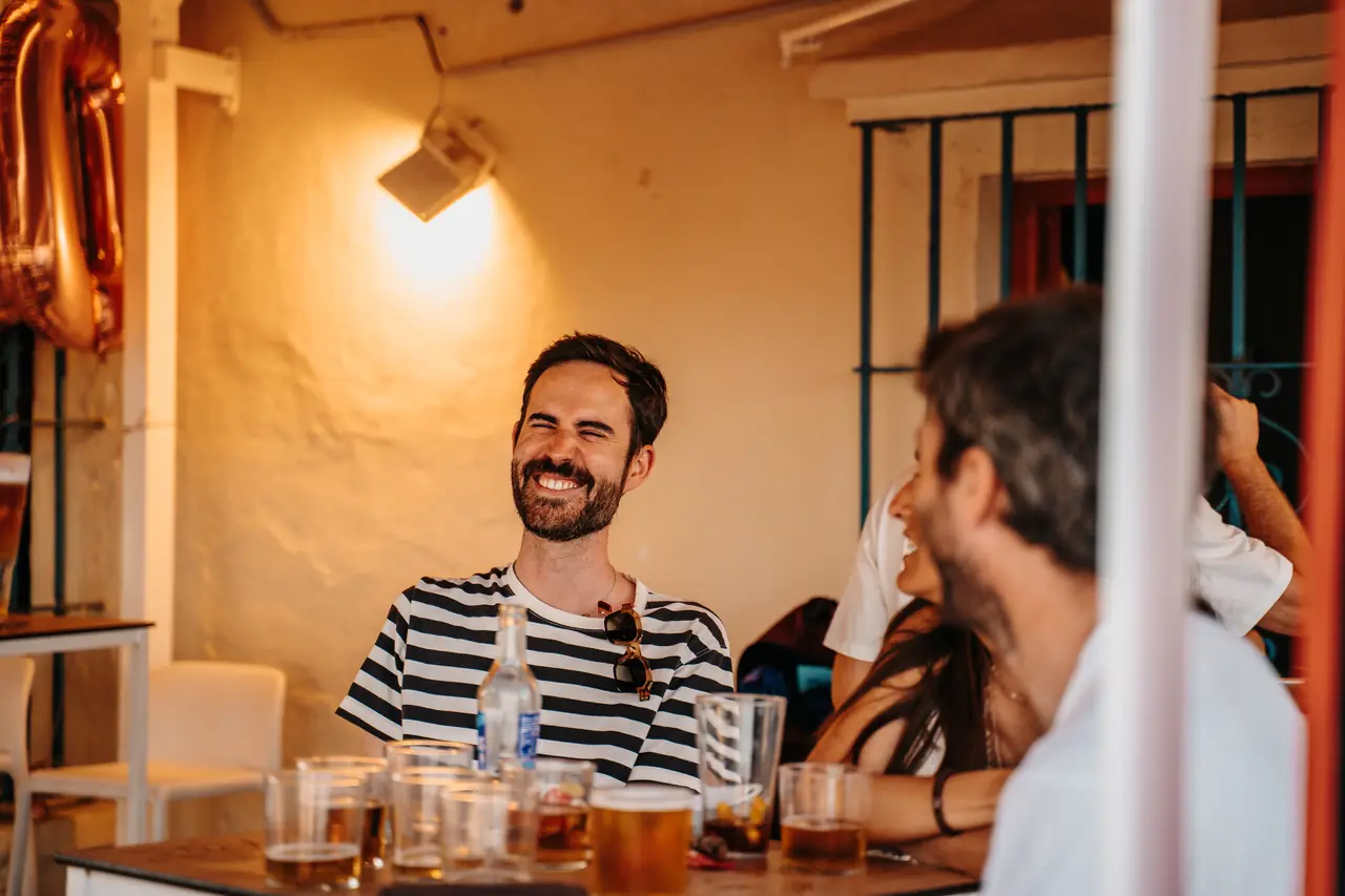Invitados brindando en un evento al atardecer