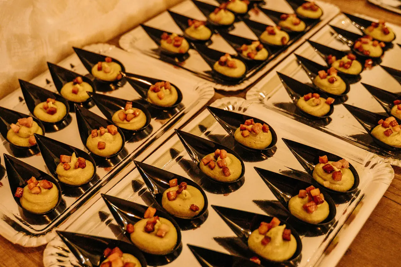 Bandejas de canapés preparadas para un evento
