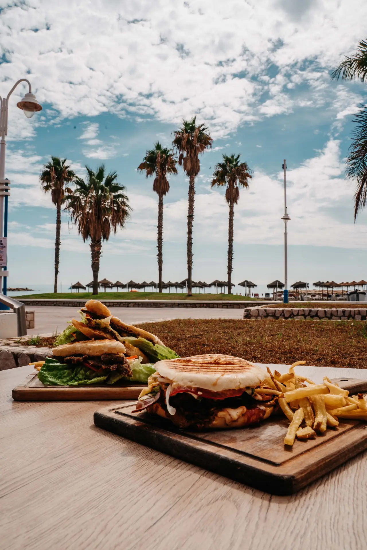 Plato en la terraza con las palmeras y el mar de fondo