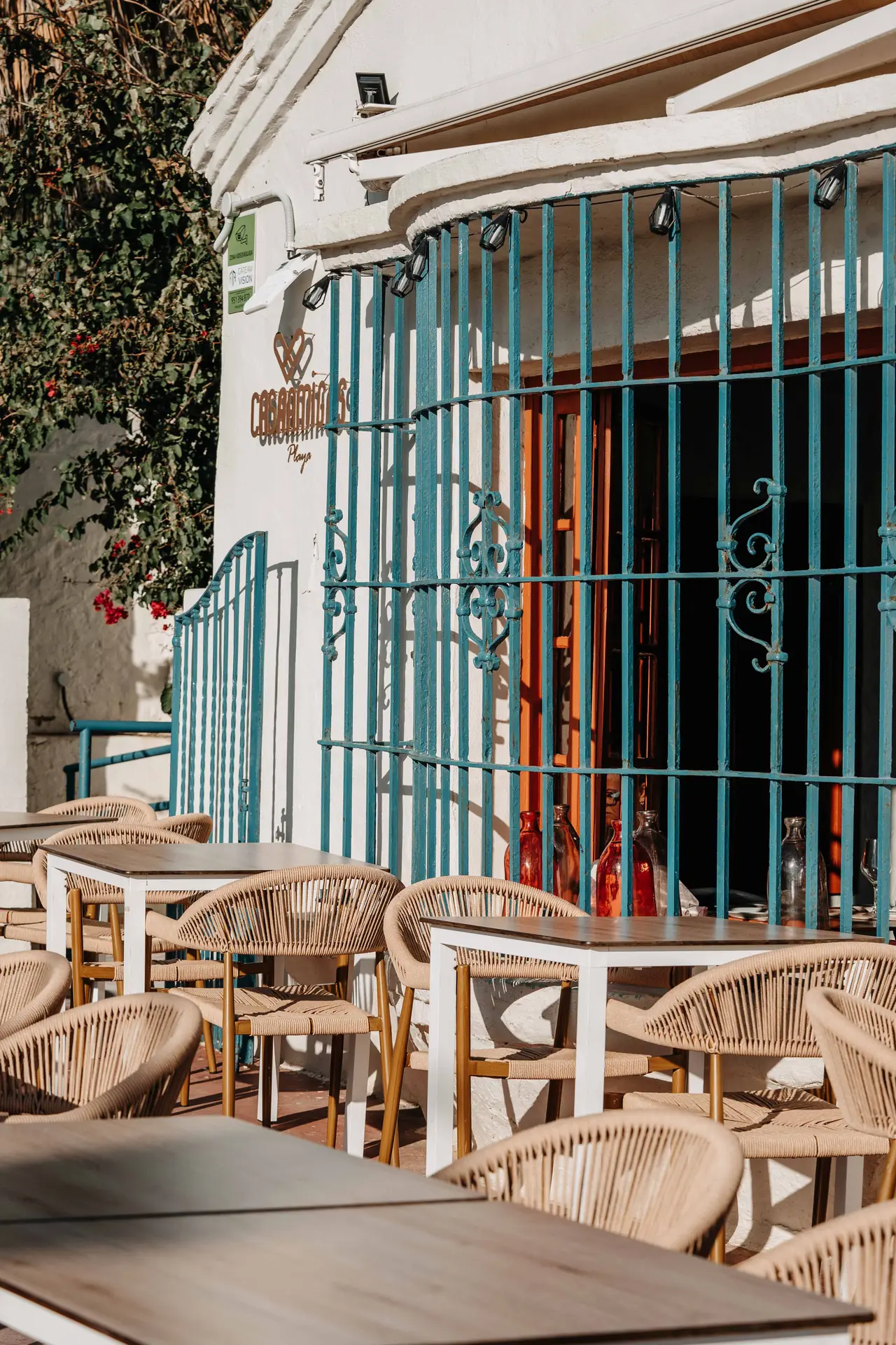 Rejas azules y sillas de terraza